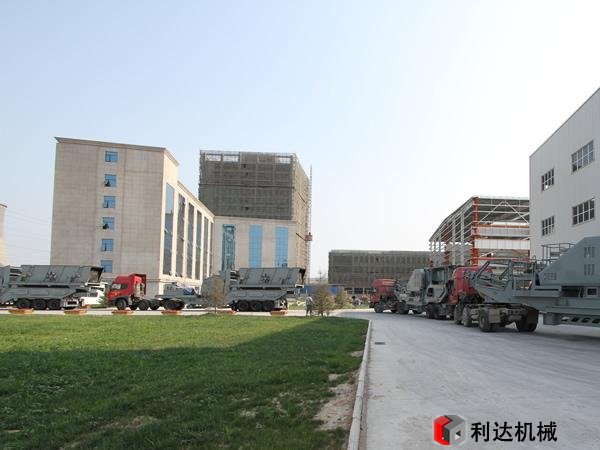 移動(dòng)破碎機(jī)發(fā)貨現(xiàn)場